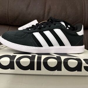 Adidas Breaknet sleek Black and White Sneakers brand new 5 womens